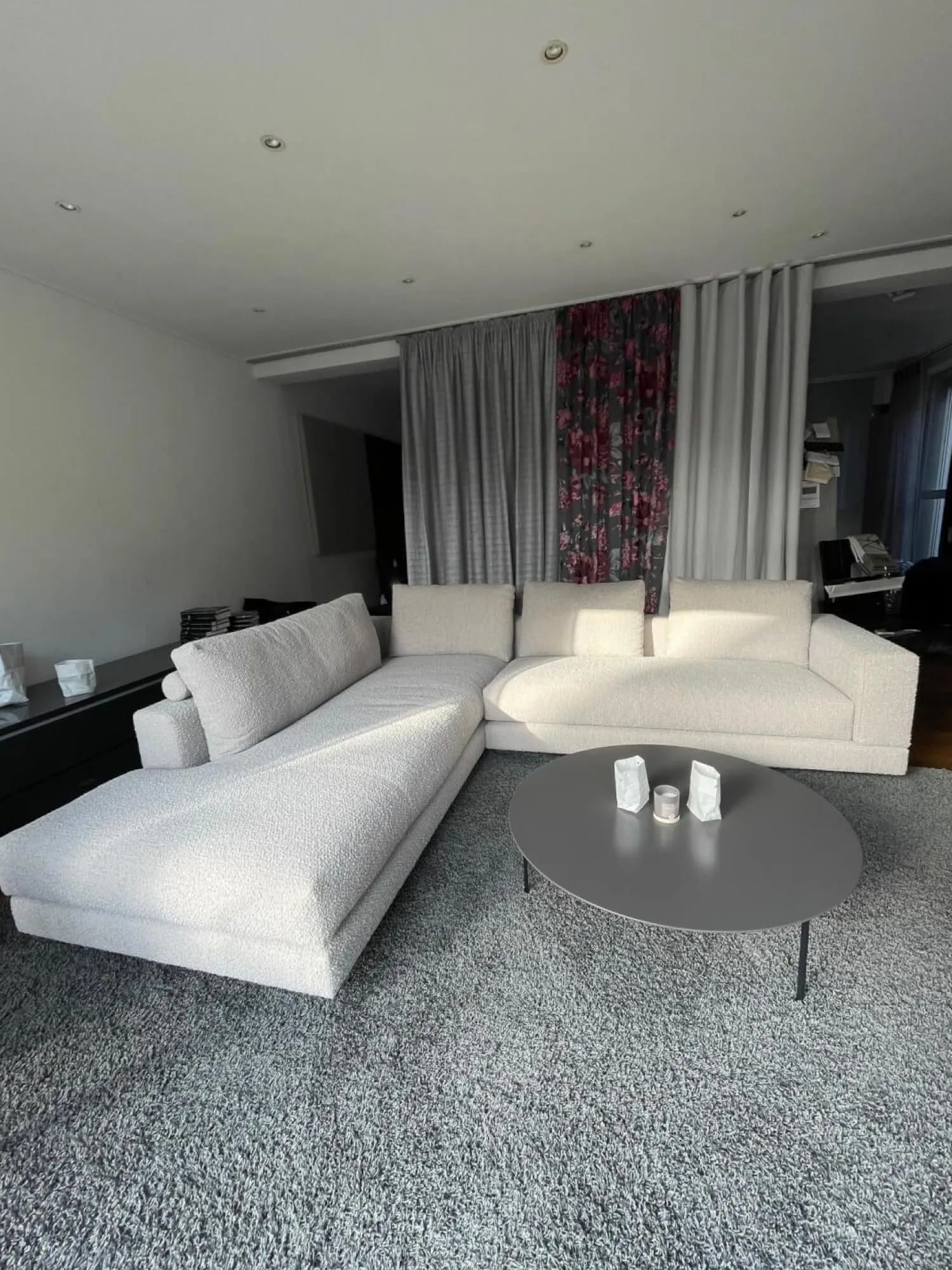 Violetta Ecksofas|Ecksofa Boxspring Stoff 30 Universe 019 Greige Grau mit 4 Rückenkissen