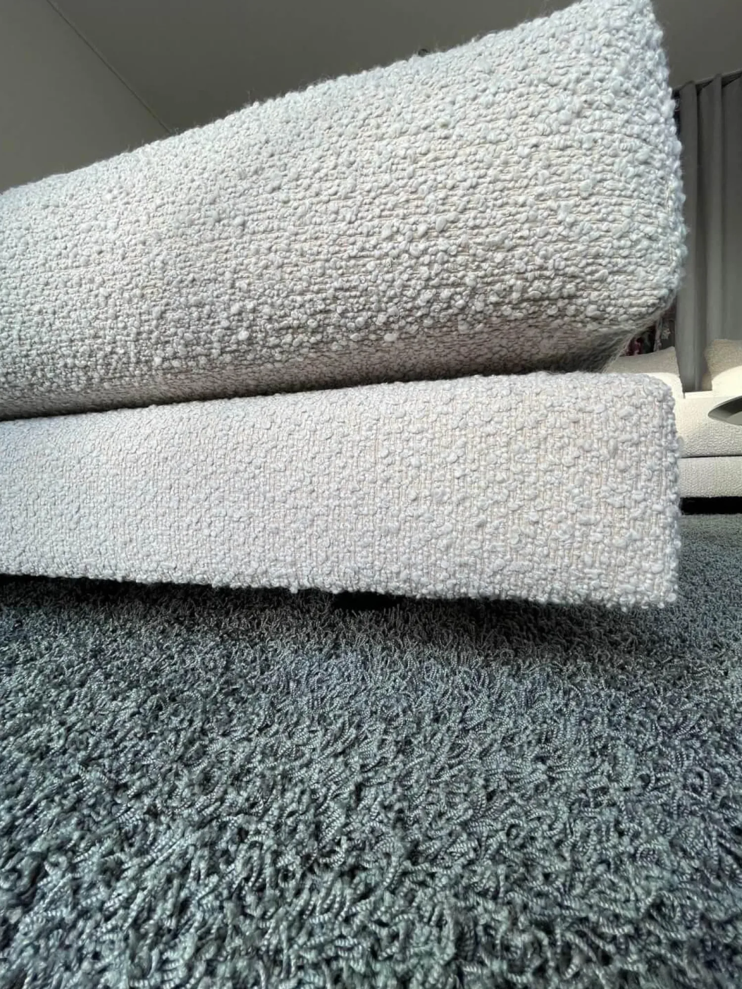 Violetta Ecksofas|Ecksofa Boxspring Stoff 30 Universe 019 Greige Grau mit 4 Rückenkissen