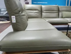 Koinor Ecksofas|Ecksofa Calmo 1 Leder B Bonito Canna Grün Massivholzrahmen Wildeiche Gestell Metallkufe Schwarz Pulverbeschichtet