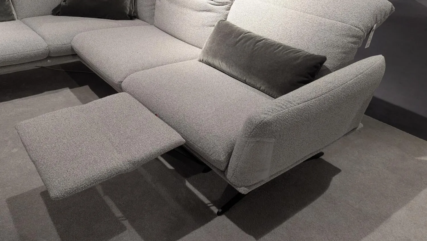 Koinor Ecksofas|Ecksofa Calmo Stoff 13 Cosmo 97 Grau Metallkufen Schwarz Matt Mit Fußteilverstellung Und Kopfteilverstellung Inklusive 3 Kissen