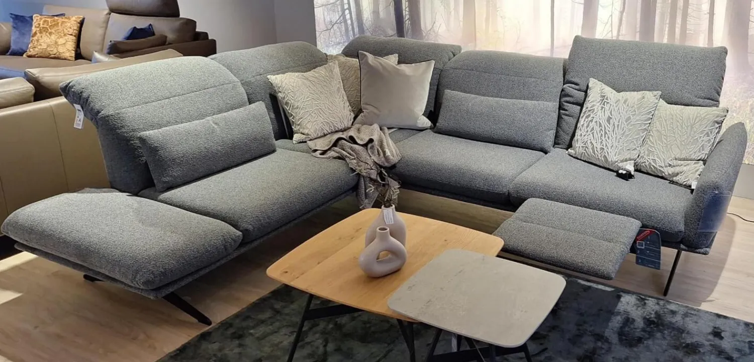 Koinor Ecksofas|Ecksofa Calmo Stoff 13 Cosmo 97 Grau Metallkufen Pulverbeschichtet Schwarz Matt Mit Maueller Kopfteilverstellung Und Motorische Fußstütze Inklusive 2 Kissen Ohne Dekokissen