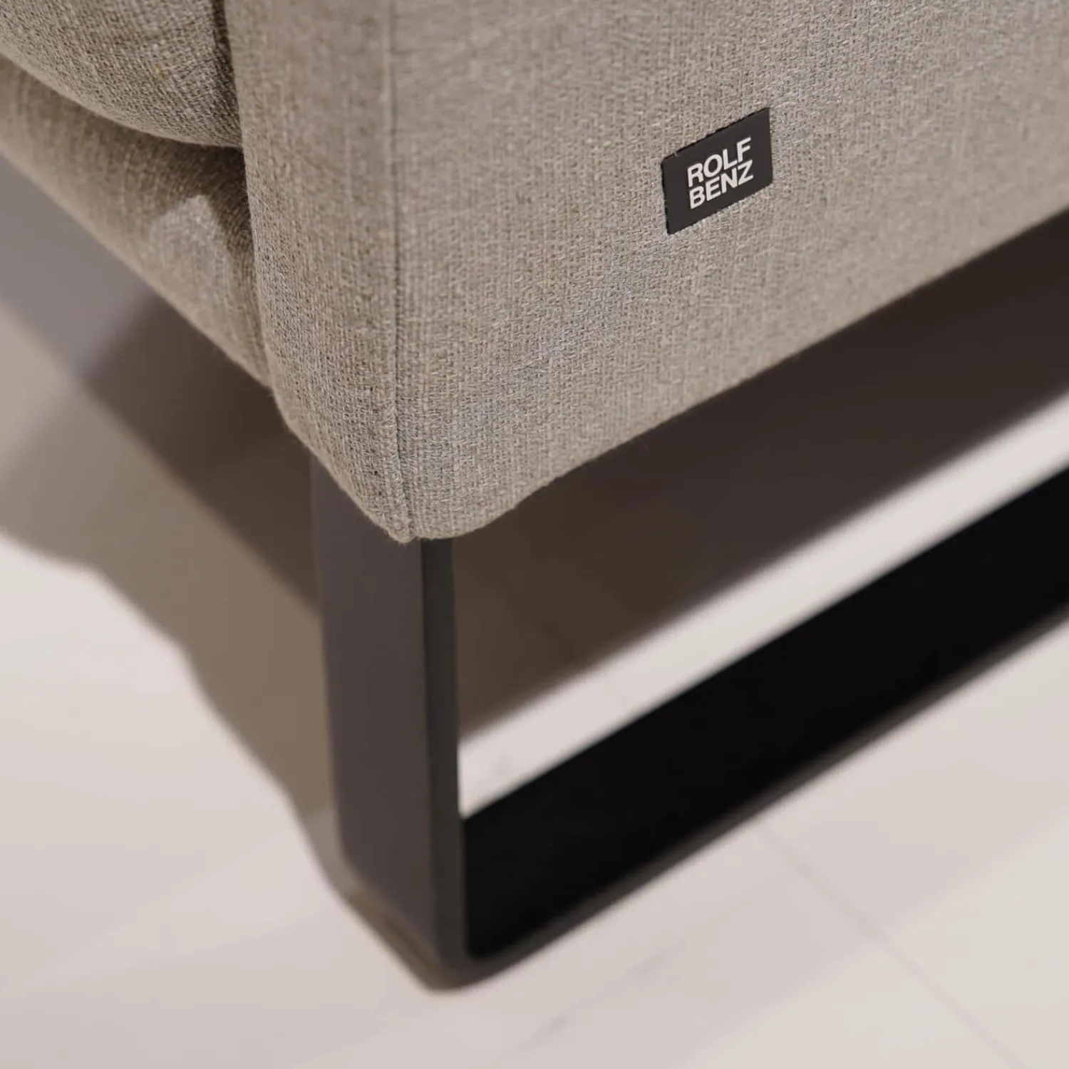 Rolf Benz Ecksofas|Ecksofa Cara Bezug Stoff 14.162 Steingrau Fuß Kufe Stahl Schwarz Ablage Eiche Furniert Mit Verstellbarem Rücken