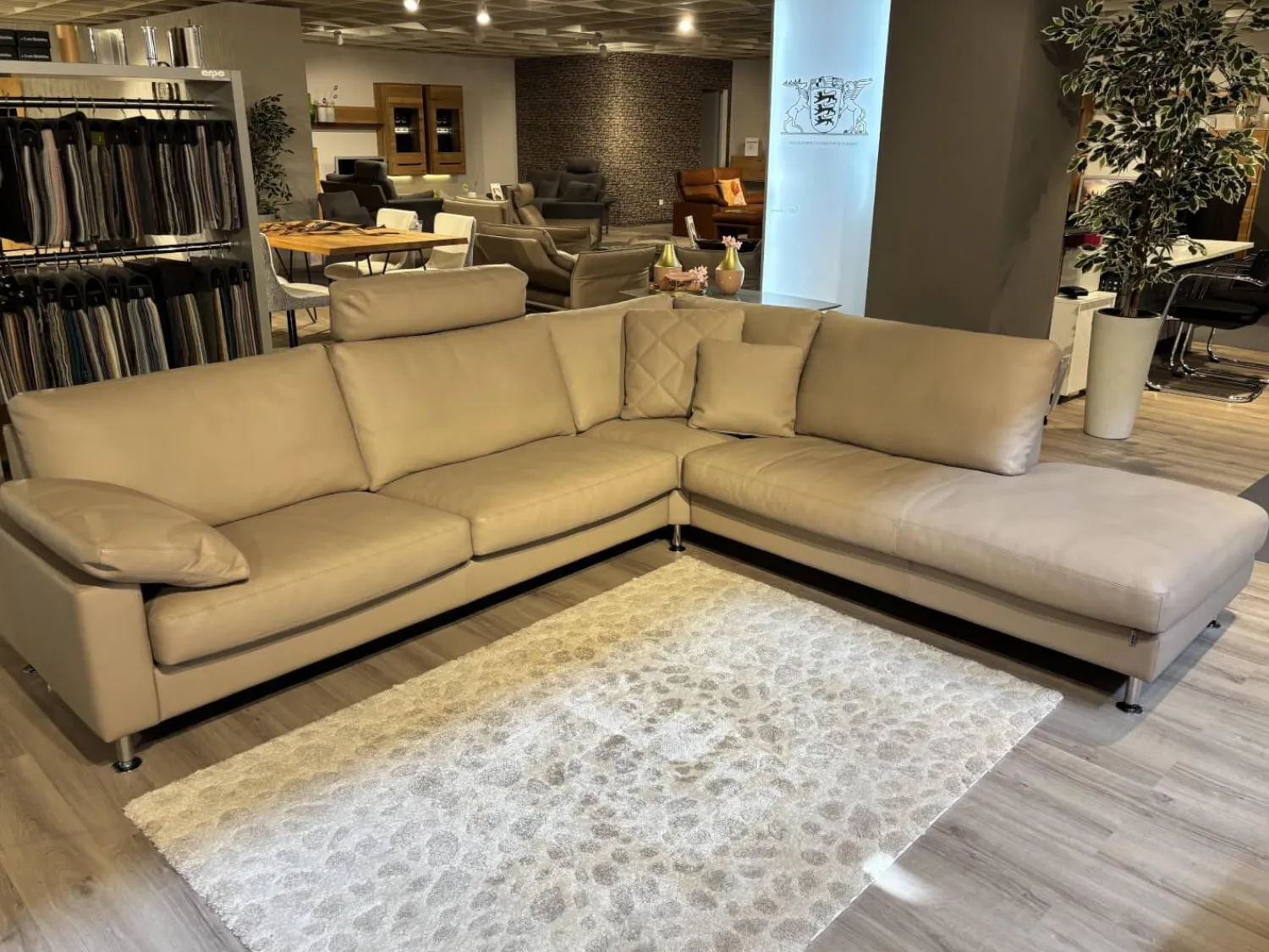 Erpo Ecksofas|Ecksofa Classics 500 Leder 43.400 Stone Grau Fuß CL80 Hochglanz mit 3 Kissen