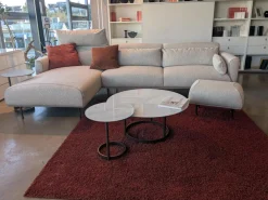 Jori Ecksofas|Ecksofa Eden Stoff Thuile C0002 Grau Creme Fuße Metall Bronze Schwarz Pulverbeschichtet Inklusive Hocker Und 3 Kissen