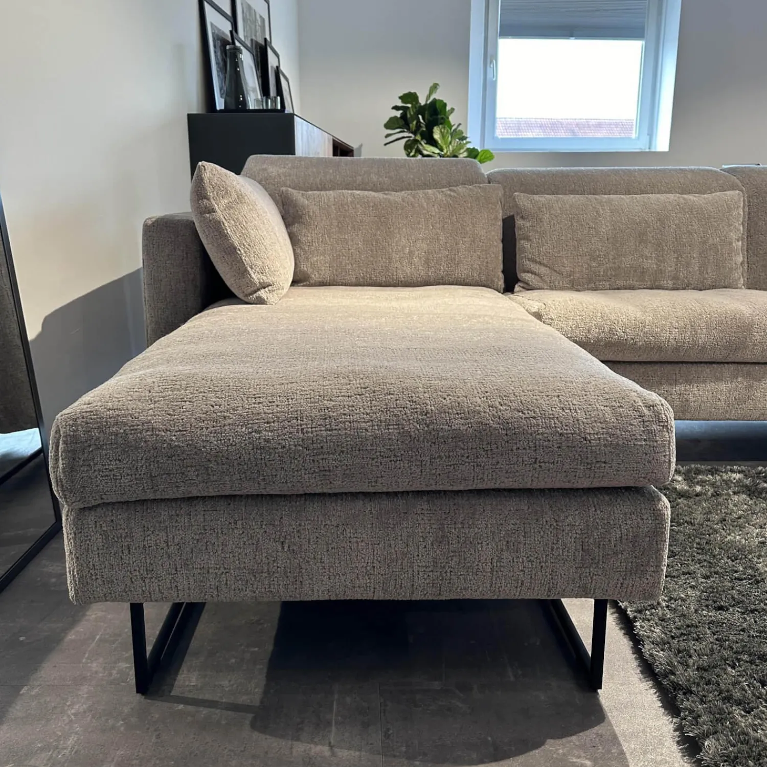 Brühl Ecksofas|Ecksofa Embrace Bezug Stoff 4401 92 Grau Abziehbar Metallfuß Schwarz Inklusive 4 Kissen