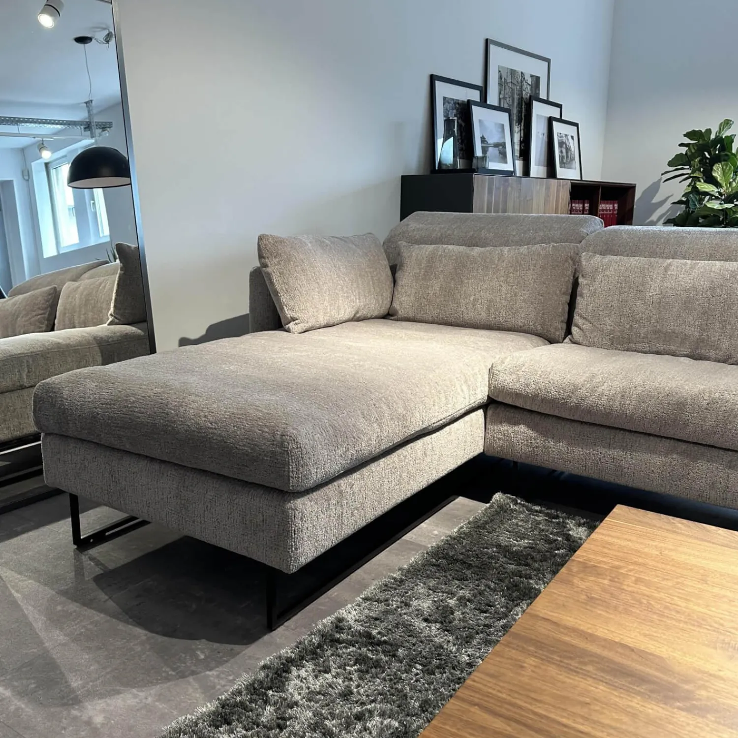 Brühl Ecksofas|Ecksofa Embrace Bezug Stoff 4401 92 Grau Abziehbar Metallfuß Schwarz Inklusive 4 Kissen