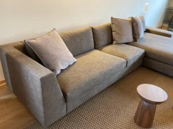 Ligne Roset Ecksofas|Ecksofa Exclusif Stoff Bari Brun Grau Füße Kunststoff Schwarz Inklusive 3 Kissen