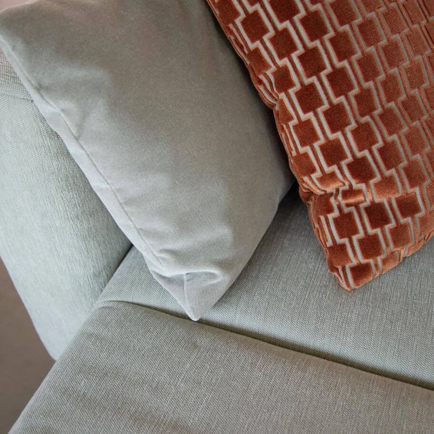 Brühl Ecksofas|Ecksofa Four Two Soft Stoff 4430 90 Grau Beige Füße Schwarz Mit Tischmodul Schwarz Lackiert Und Schlaffunktion