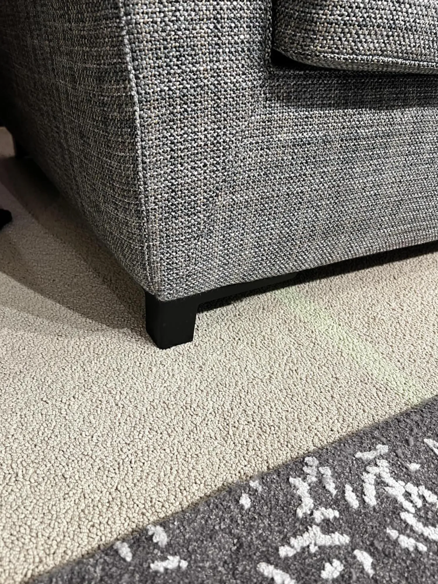 Christine Kröncke Ecksofas|Ecksofa Hailey Stoff Chameleon Salvia 4145 085 Grau Fuß Matt Schwarz Pulverbeschichtet