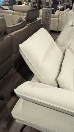 Hukla Ecksofas|Ecksofa Henner Stoff Cyber Natur Creme Weiß Füße Stahl Schwarz Lackiert Mit Motorischer Beinauflage Inklusive Hocker