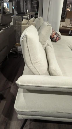 Hukla Ecksofas|Ecksofa Henner Stoff Cyber Natur Creme Weiß Füße Stahl Schwarz Lackiert Mit Motorischer Beinauflage Inklusive Hocker