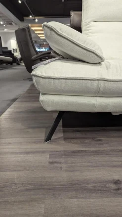 Hukla Ecksofas|Ecksofa Henner Stoff Cyber Natur Creme Weiß Füße Stahl Schwarz Lackiert Mit Motorischer Beinauflage Inklusive Hocker