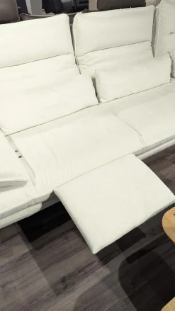 Hukla Ecksofas|Ecksofa Henner Stoff Cyber Natur Creme Weiß Füße Stahl Schwarz Lackiert Mit Motorischer Beinauflage Inklusive Hocker