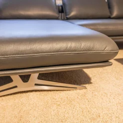 Koinor Ecksofas|Ecksofa Hoover Bezug Leder C Classic Pepper Schwarz Metallkufe Nickel Satiniert Faden 0321 Hellgrau