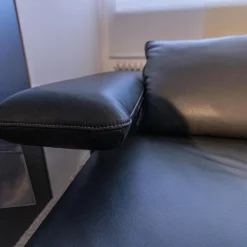 Koinor Ecksofas|Ecksofa Hoover Bezug Leder C Classic Pepper Schwarz Metallkufe Nickel Satiniert Faden 0321 Hellgrau