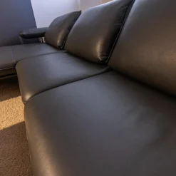 Koinor Ecksofas|Ecksofa Hoover Bezug Leder C Classic Pepper Schwarz Metallkufe Nickel Satiniert Faden 0321 Hellgrau