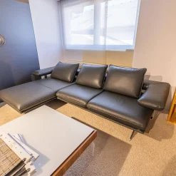 Koinor Ecksofas|Ecksofa Hoover Bezug Leder C Classic Pepper Schwarz Metallkufe Nickel Satiniert Faden 0321 Hellgrau