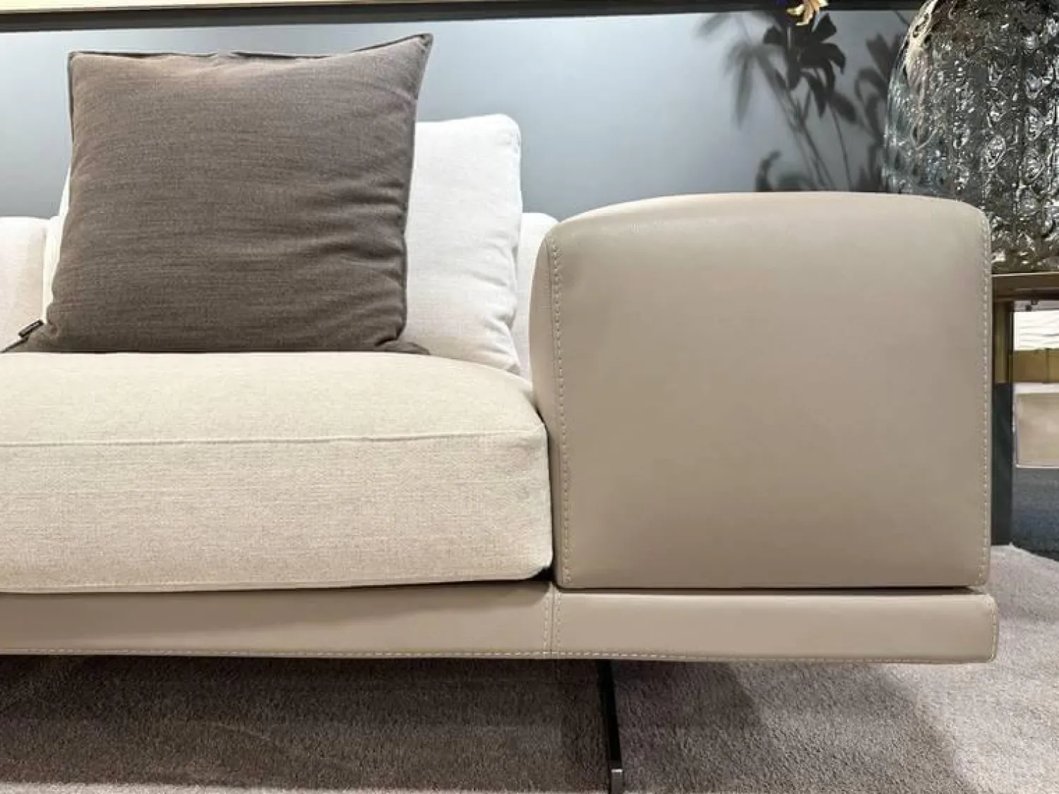 Frigerio Ecksofas|Ecksofa Horizon Stoff Nebraska 18 Beige Leder Sienna 5005 Beige Füße Metall Inklusive Kissen