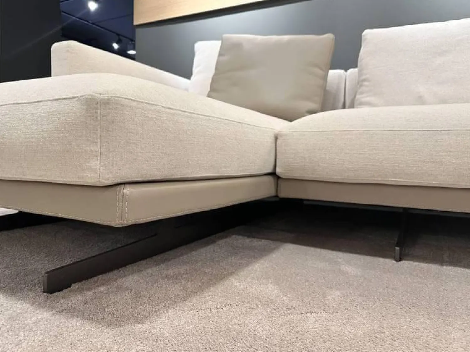 Frigerio Ecksofas|Ecksofa Horizon Stoff Nebraska 18 Beige Leder Sienna 5005 Beige Füße Metall Inklusive Kissen