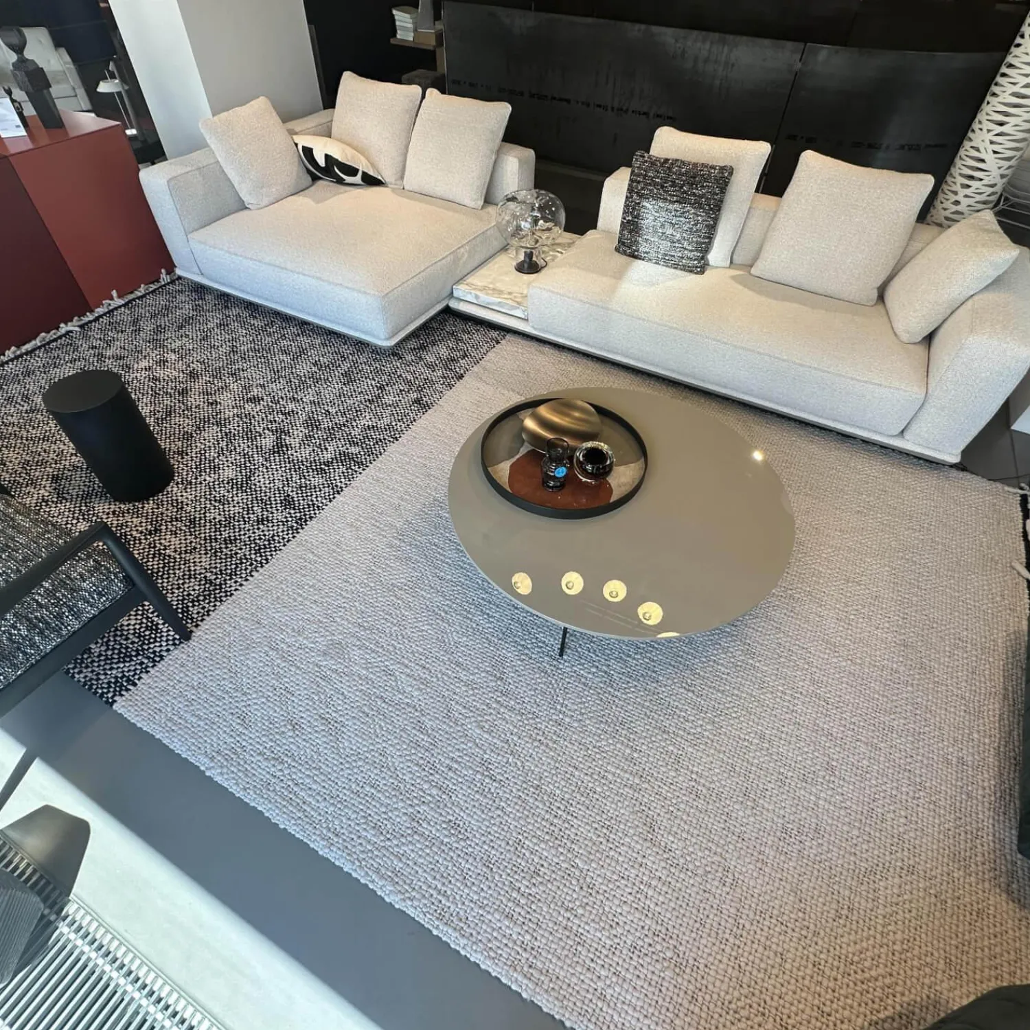 Minotti Ecksofas|Ecksofa Horizonte Stoff Brise 01 Naturale mit Zwischentisch in Calacatta Marmor