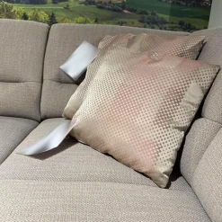 Polipol Ecksofas|Ecksofa Larus Stoff Fabiola Desert Grau Creme Gestell Stahl Füße Holz Lackiert Inklusive Elektrischer Liegefunktion 2 Kopfstützen Und 2 Kissen