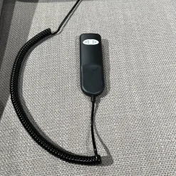 Polipol Ecksofas|Ecksofa Larus Stoff Fabiola Desert Grau Creme Gestell Stahl Füße Holz Lackiert Inklusive Elektrischer Liegefunktion 2 Kopfstützen Und 2 Kissen