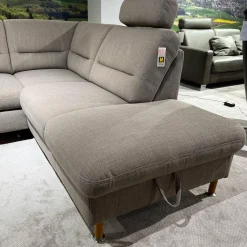 Polipol Ecksofas|Ecksofa Larus Stoff Fabiola Desert Grau Creme Gestell Stahl Füße Holz Lackiert Inklusive Elektrischer Liegefunktion 2 Kopfstützen Und 2 Kissen