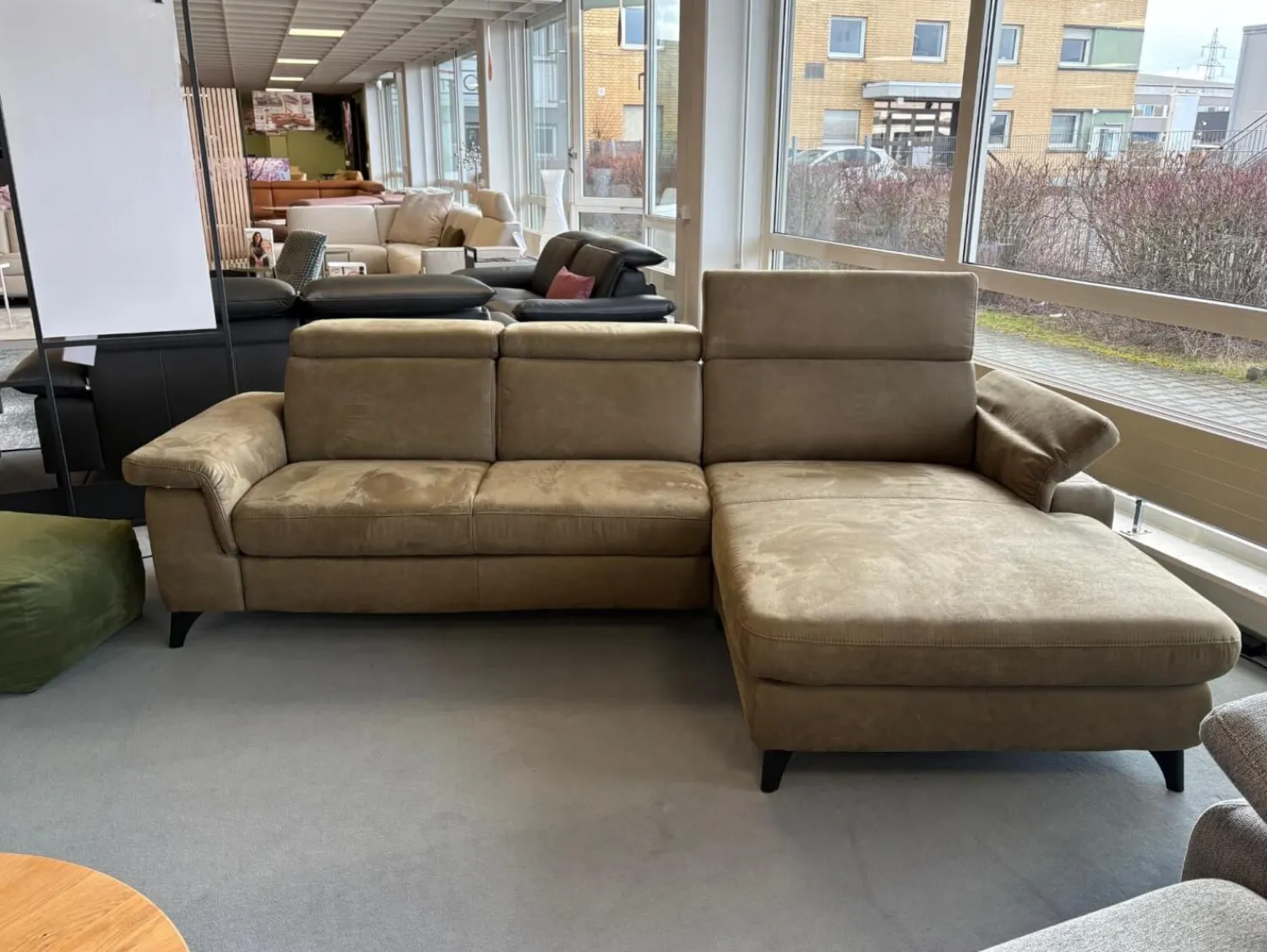 Polsteria Ecksofas|Ecksofa Lava Stoff Mikrofaser Gringo Olive Grün Grau Fuß Schwarz Mit Armteilverstellung Kopfteilverstellung Und Elektrisch Verstellbarer Sitzvorzug