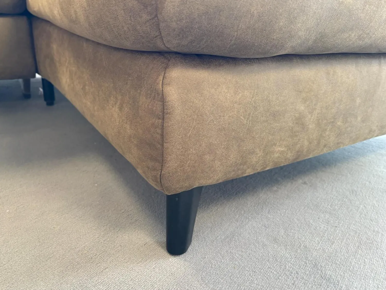 Polsteria Ecksofas|Ecksofa Lava Stoff Mikrofaser Gringo Olive Grün Grau Fuß Schwarz Mit Armteilverstellung Kopfteilverstellung Und Elektrisch Verstellbarer Sitzvorzug