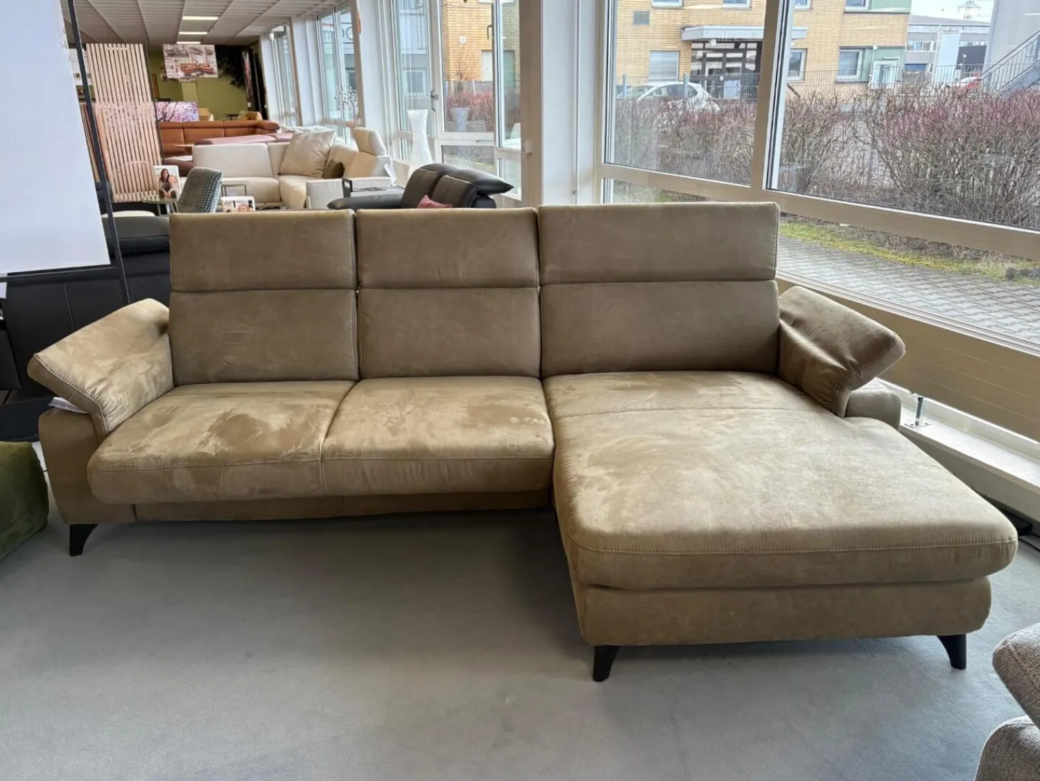 Polsteria Ecksofas|Ecksofa Lava Stoff Mikrofaser Gringo Olive Grün Grau Fuß Schwarz Mit Armteilverstellung Kopfteilverstellung Und Elektrisch Verstellbarer Sitzvorzug