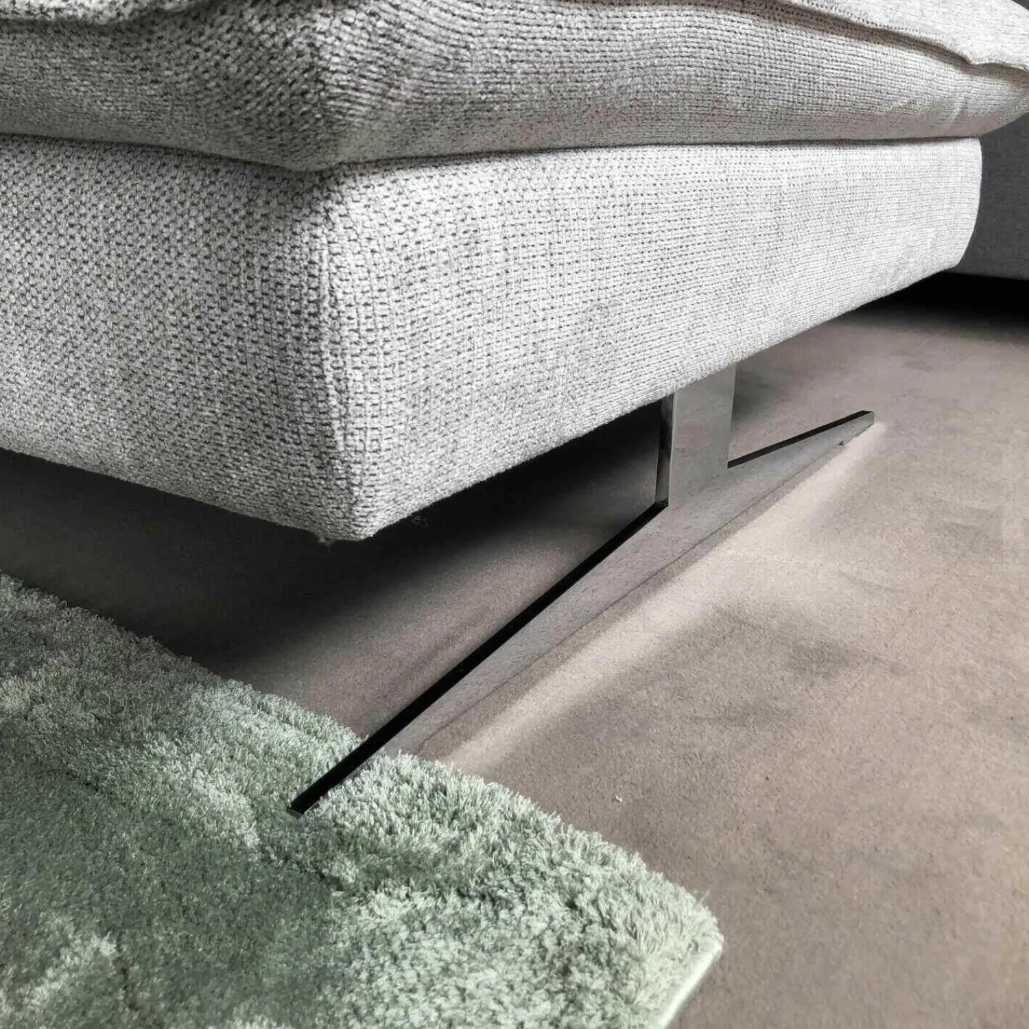Carina Ecksofas|Ecksofa Lenny Stoff Famous Silver Grau Füße Chrom Glänzend