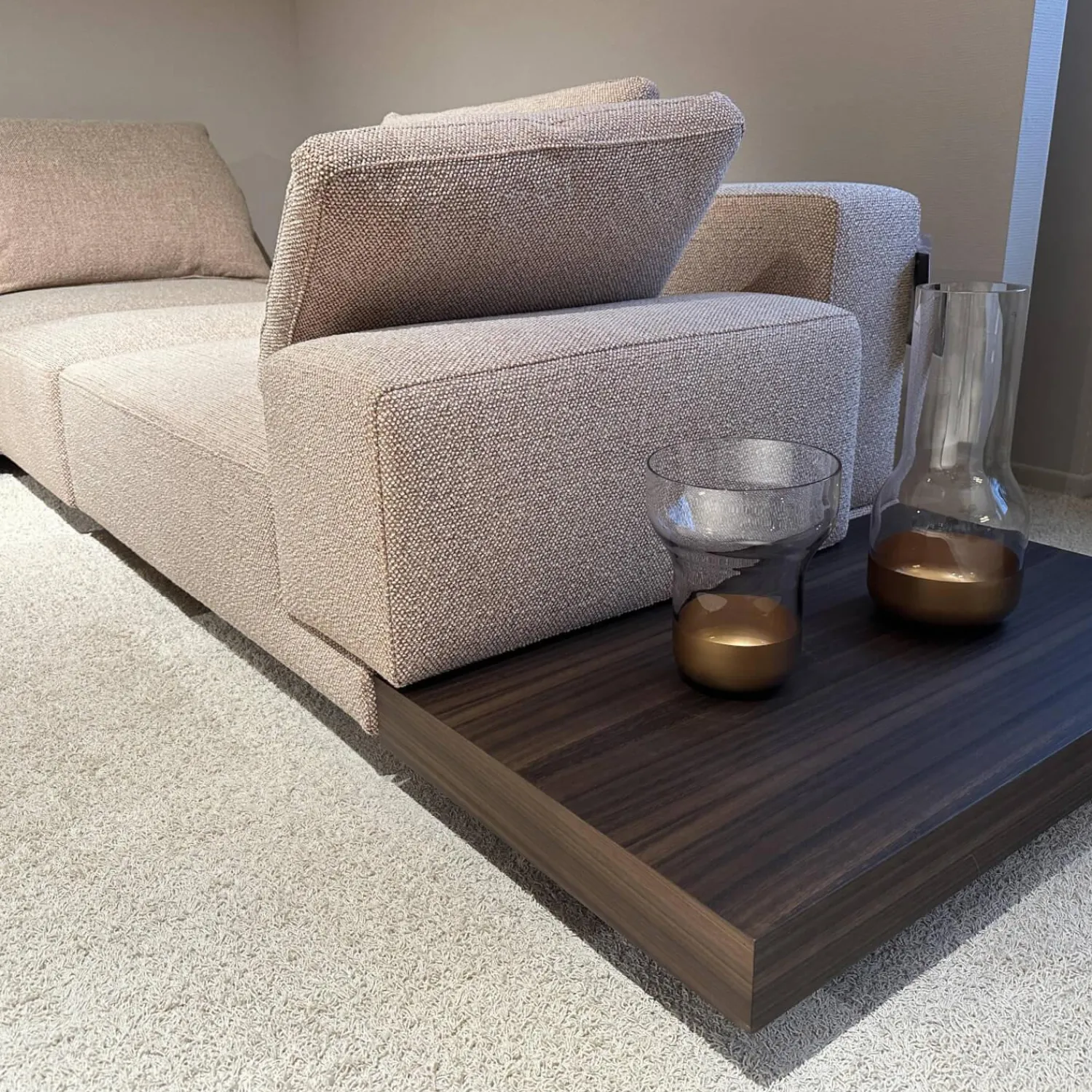 Molteni & C Wohnlandschaften|Ecksofas|Ecksofa Marteen Stoff ZF673 Rosa Untergestell Zinn mit Couchtisch