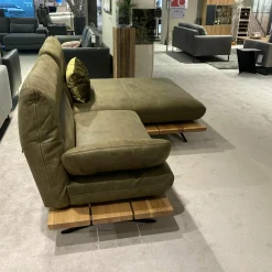 Koinor Ecksofas|Ecksofa Mary Stoff Bison Khaki Grün Naht Beige Plateau Wildeiche Massiv Geölt Kufe Schwarz