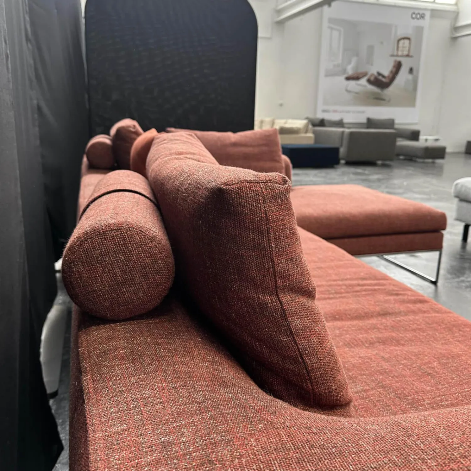 COR Ecksofas|Ecksofa Mell Lounge Stoff 9202 Dunkelrot Fußrahmen Verchromt mit 3 Rückenkissen