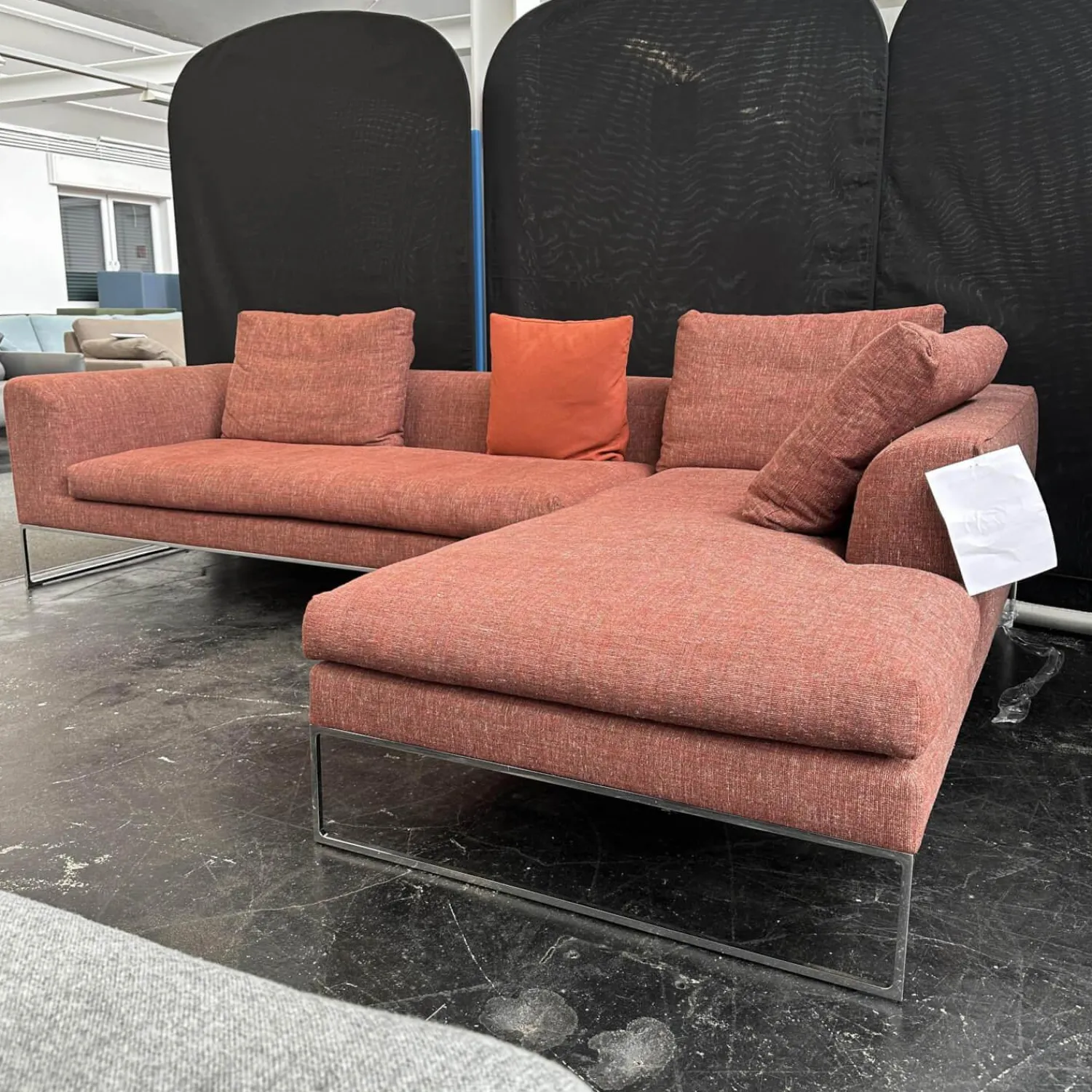 COR Ecksofas|Ecksofa Mell Lounge Stoff 9202 Dunkelrot Fußrahmen Verchromt mit 3 Rückenkissen