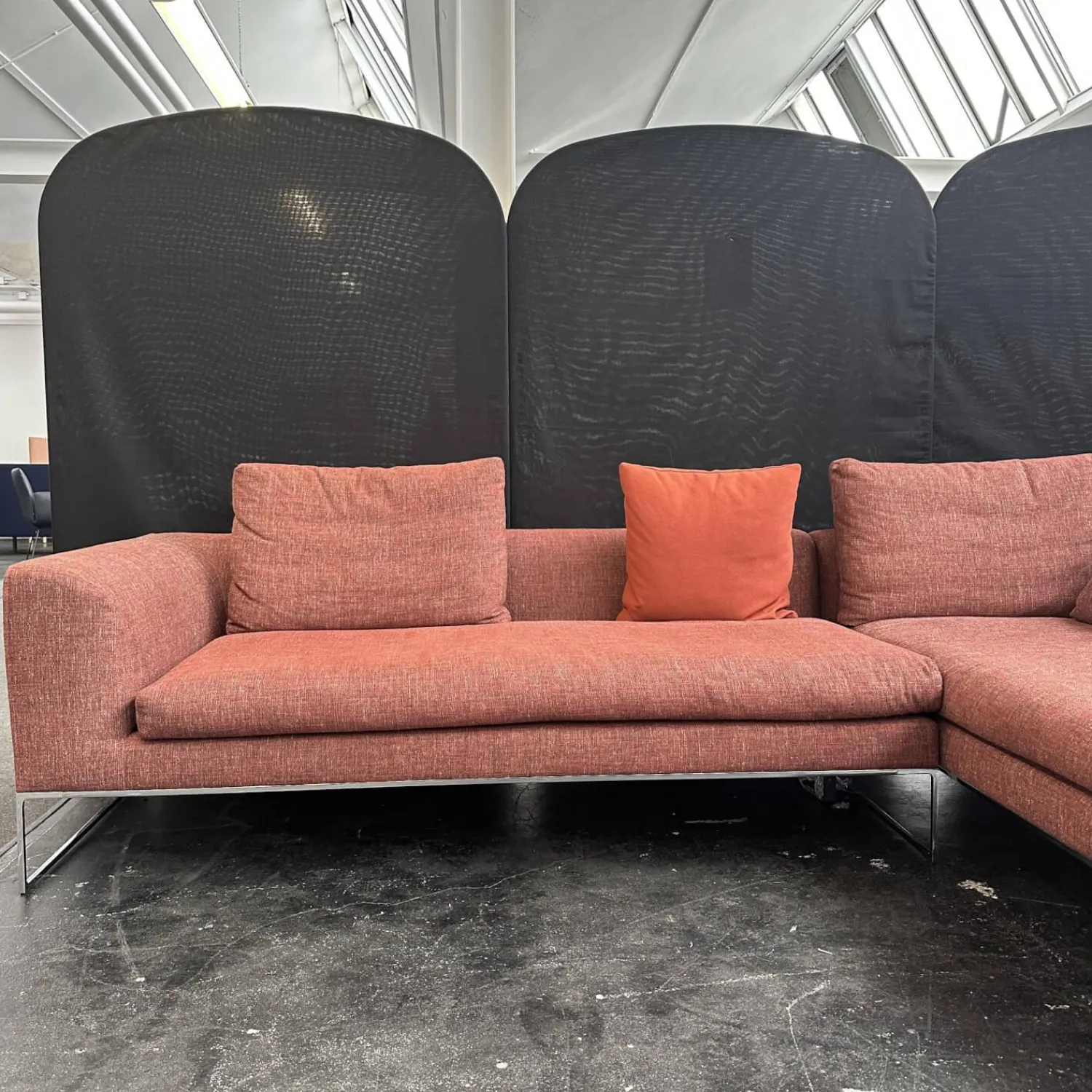 COR Ecksofas|Ecksofa Mell Lounge Stoff 9202 Dunkelrot Fußrahmen Verchromt mit 3 Rückenkissen