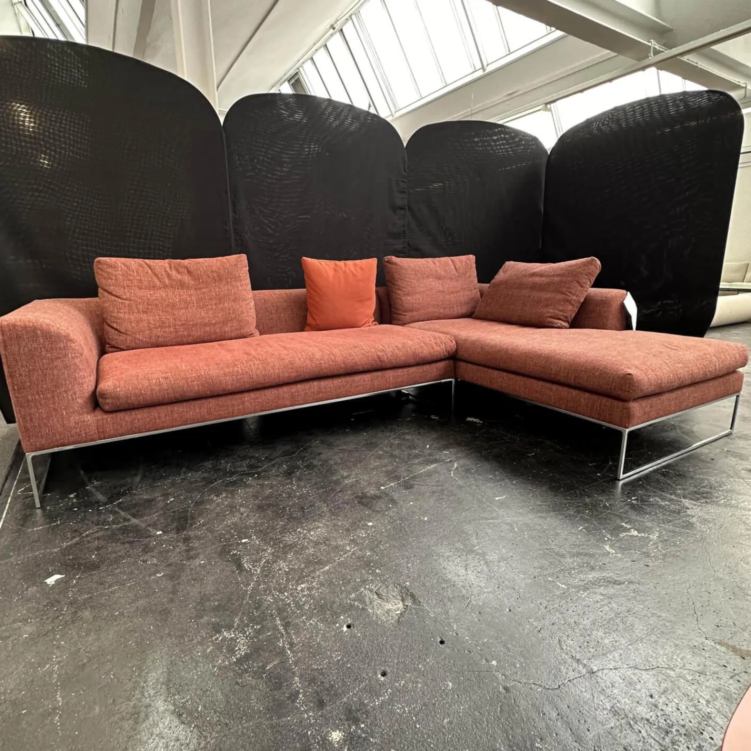 COR Ecksofas|Ecksofa Mell Lounge Stoff 9202 Dunkelrot Fußrahmen Verchromt mit 3 Rückenkissen