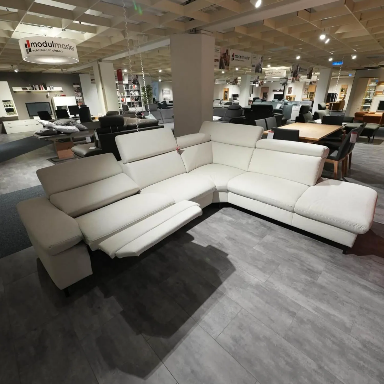 Zehdenick Ecksofas|Ecksofa MM ZE1161 Stoff Calido Ecru Grau Metallfüße Schwarz Mit Motorischer Wallaway Funktion