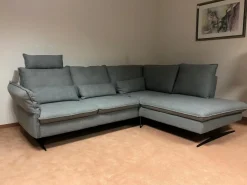 Carina Ecksofas|Ecksofa Modell 1043 Stoff Picasso Stone Grau PG 3 mit Kopfstütze und Nierenkissen