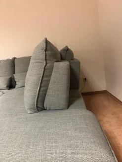 Carina Ecksofas|Ecksofa Modell 1043 Stoff Picasso Stone Grau PG 3 mit Kopfstütze und Nierenkissen