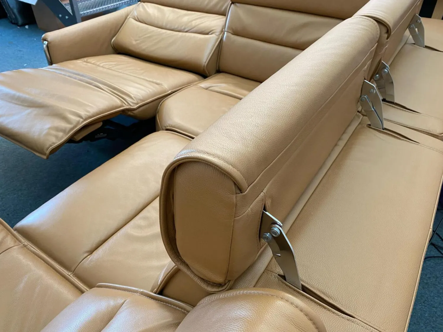 Stressless Ecksofas|Ecksofa Modell Emily iLeder Cori Farbe Caramel Metall Armlehne Chrom mit Power Funktionen