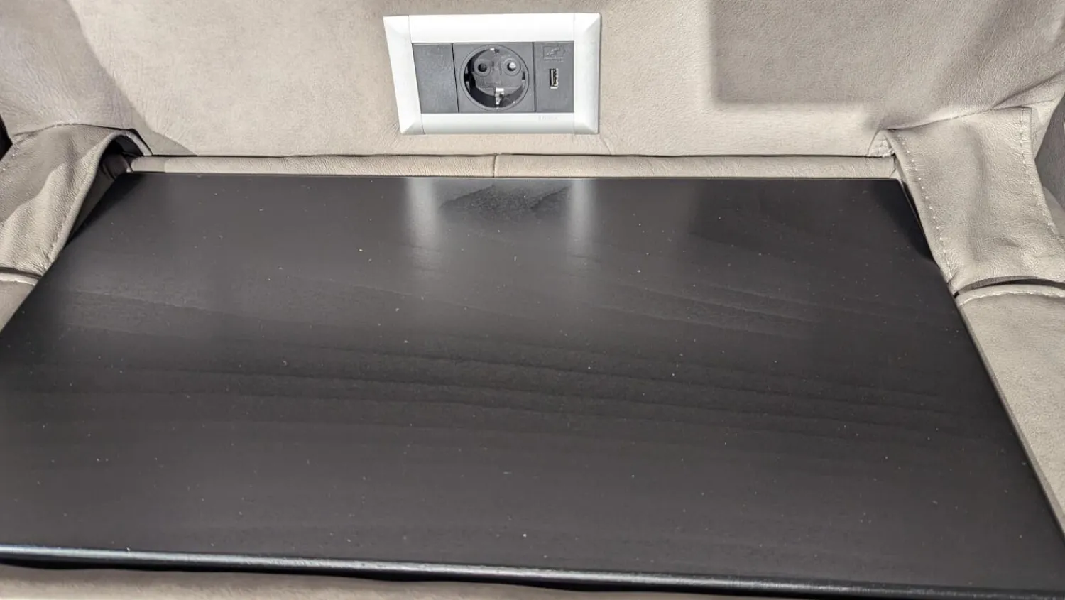 Polsteria Ecksofas|Ecksofa Motion IV Leder LL Evita Smoke Grau Metallfuß Schwarz Mit Tisch Und Kissen