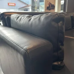 Brühl Ecksofas|Ecksofa Moule Medium Leder 5669 0010 Schwarz Fuß Kufe Schwarz Pulverbeschichtet Mit Kissen