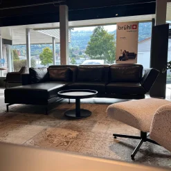 Brühl Ecksofas|Ecksofa Moule Medium Leder 5669 0010 Schwarz Fuß Kufe Schwarz Pulverbeschichtet Mit Kissen