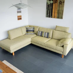 Koinor Ecksofas|Ecksofa Omega Stoff 16 Rado 32 Hellgrün Füße Eiche Geölt Inklusive Kopfstütze