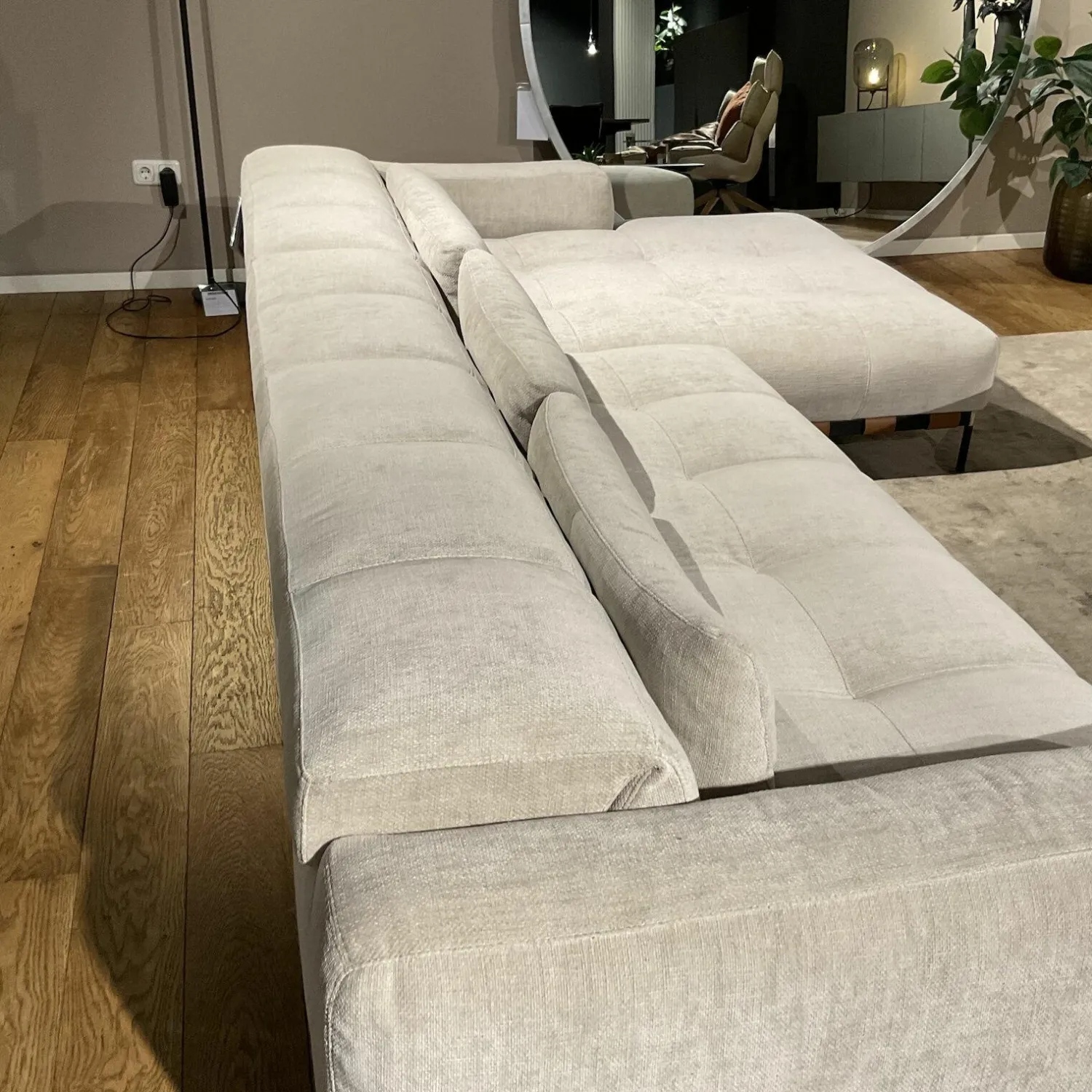 Cierre Ecksofas|Ecksofa Oscar Stoff 2 Ollin 101 Hellgrau Beige Sockel Metall Schwarz Lackiert Füße Chrom Gold
