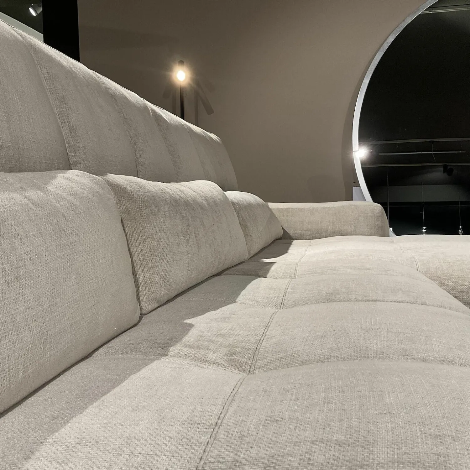 Cierre Ecksofas|Ecksofa Oscar Stoff 2 Ollin 101 Hellgrau Beige Sockel Metall Schwarz Lackiert Füße Chrom Gold