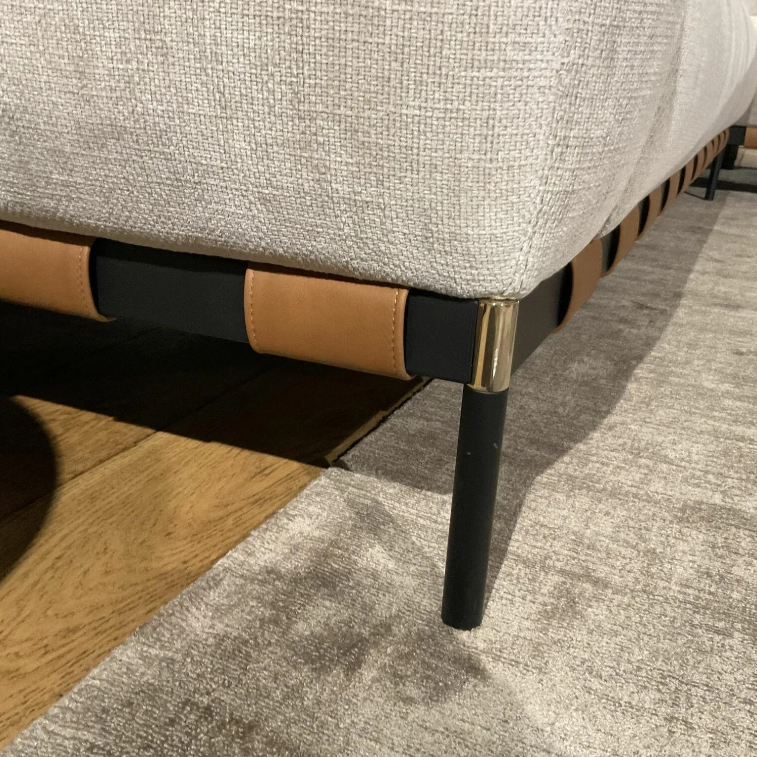Cierre Ecksofas|Ecksofa Oscar Stoff 2 Ollin 101 Hellgrau Beige Sockel Metall Schwarz Lackiert Füße Chrom Gold