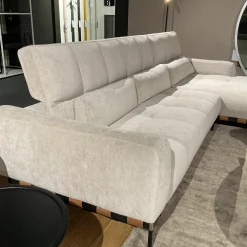 Cierre Ecksofas|Ecksofa Oscar Stoff 2 Ollin 101 Hellgrau Beige Sockel Metall Schwarz Lackiert Füße Chrom Gold