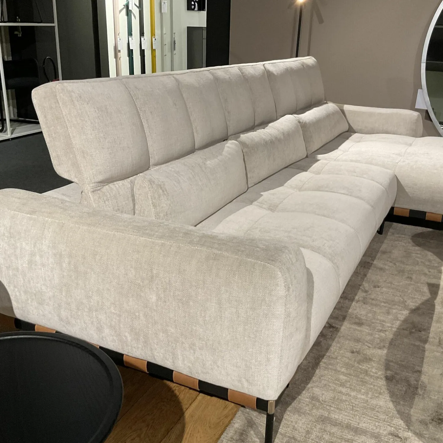 Cierre Ecksofas|Ecksofa Oscar Stoff 2 Ollin 101 Hellgrau Beige Sockel Metall Schwarz Lackiert Füße Chrom Gold